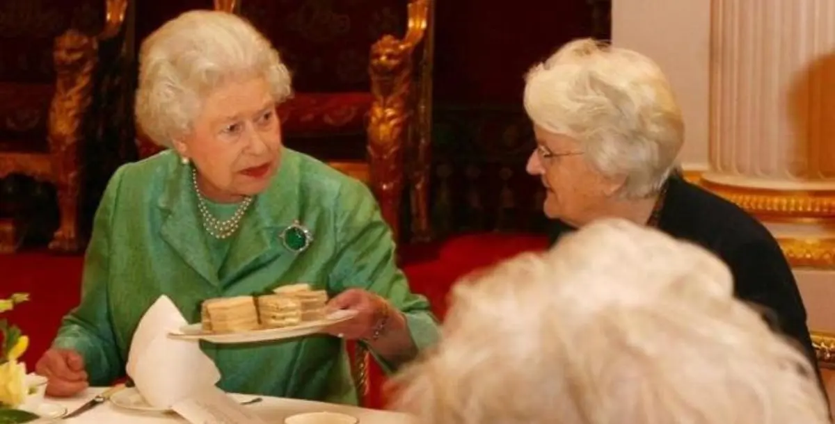 كيف تتجنب الملكة إليزابيث وضع السم في طعامها؟