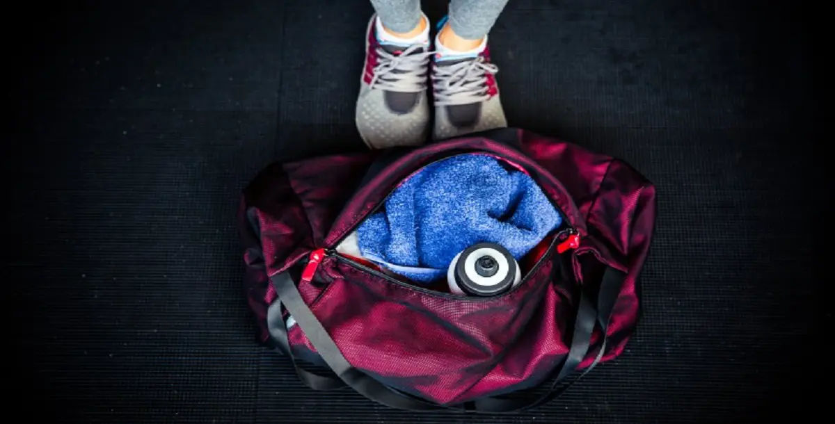ما الأشياء الضرورية التي يجب توافرها في حقيبتك الرياضية؟