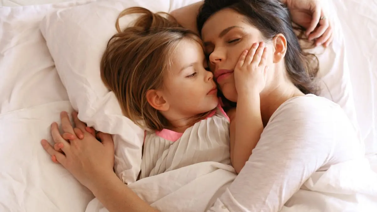 مشاركة السرير مع الطفل: لحظات دافئة أم عادة يجب تجنبها؟