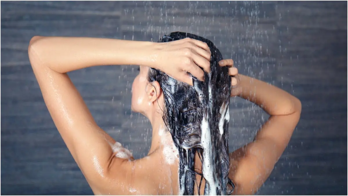 هكذا يمكن لدرجة حرارة الماء أن تؤثر على صحة شعرك؟
