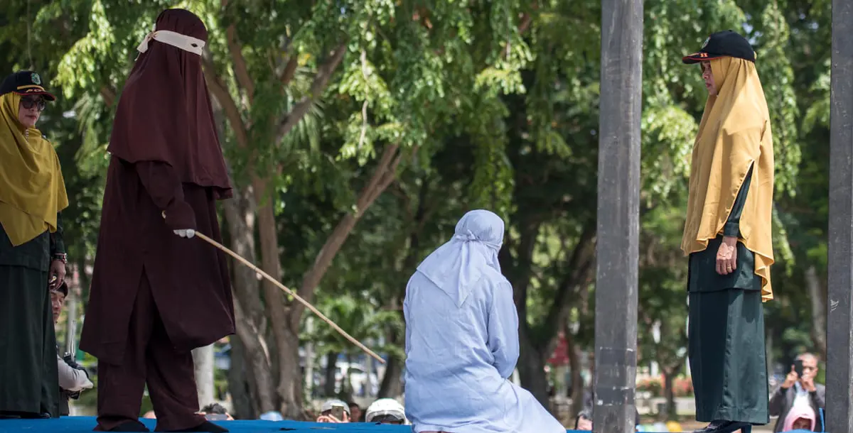 إجبار ثنائي على ارتداء الكمامة أثناء جلدهما في إندونيسيا 