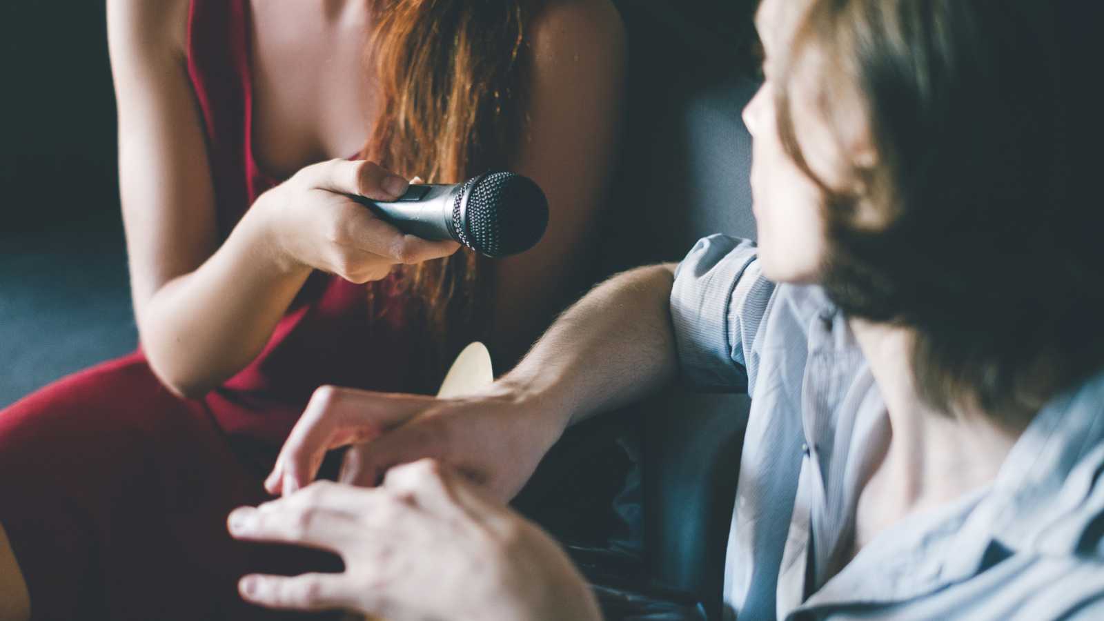 لماذا يتحدث بعض النجوم كثيرًا عن نجاحهم وآخرون يصمتون؟ 