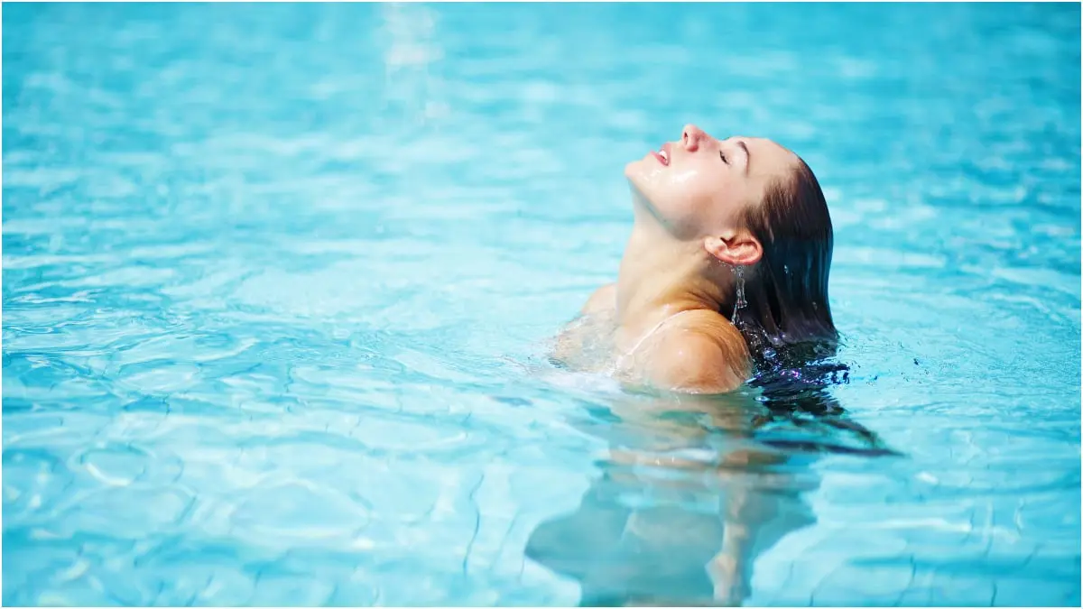 5 نصائح بسيطة للعناية بشعرك أثناء وبعد السباحة