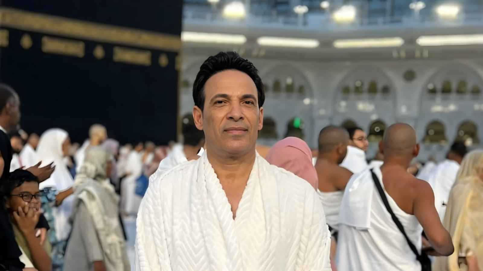 سعد الصغير يؤدي العمرة