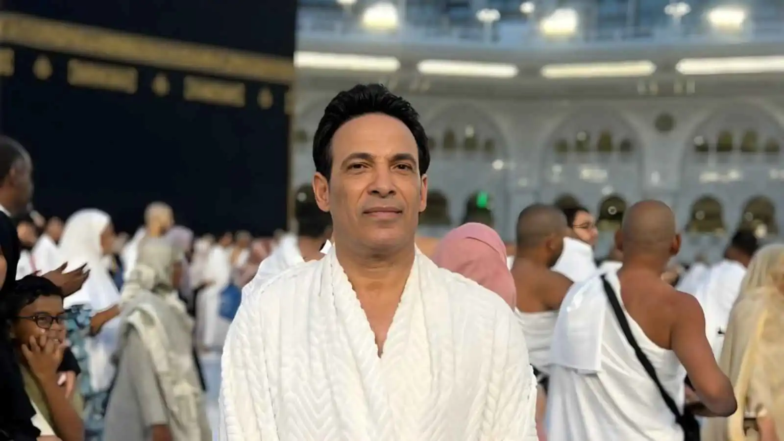 سعد الصغير يؤدي مناسك العمرة برفقة ابنته (صور)