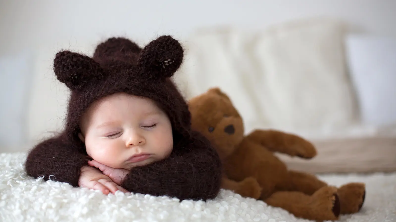 ما أسباب كثرة نوم الرضيع؟