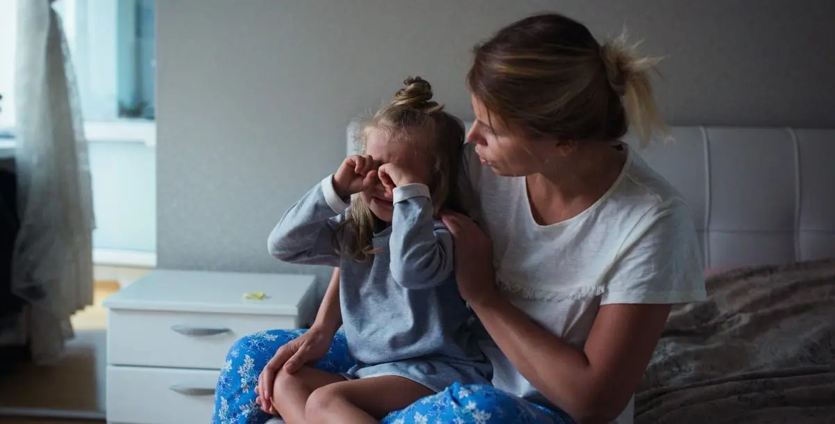 فيديو صادم لوفاة طفلة بين يدي والدتها بسبب نوبة بكاء وغضب!