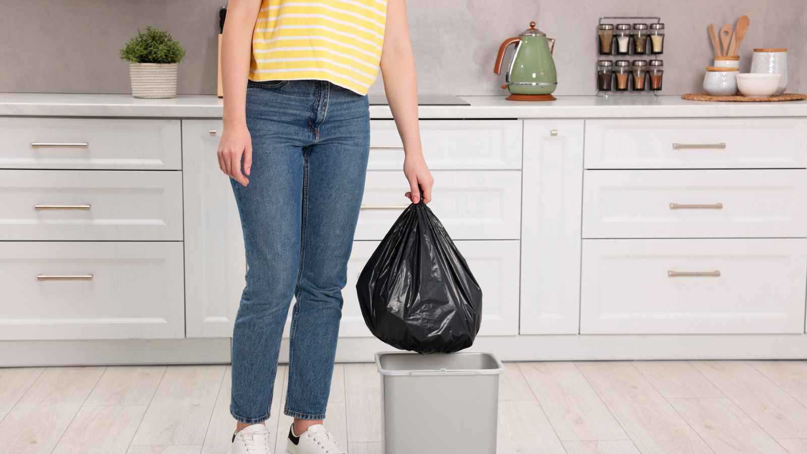 طرق التخلص من رائحة القمامة في المطبخ