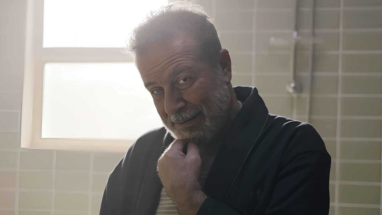 شريف منير يكشف أسرار الماكياج في "رأس الأفعى" (فيديو)