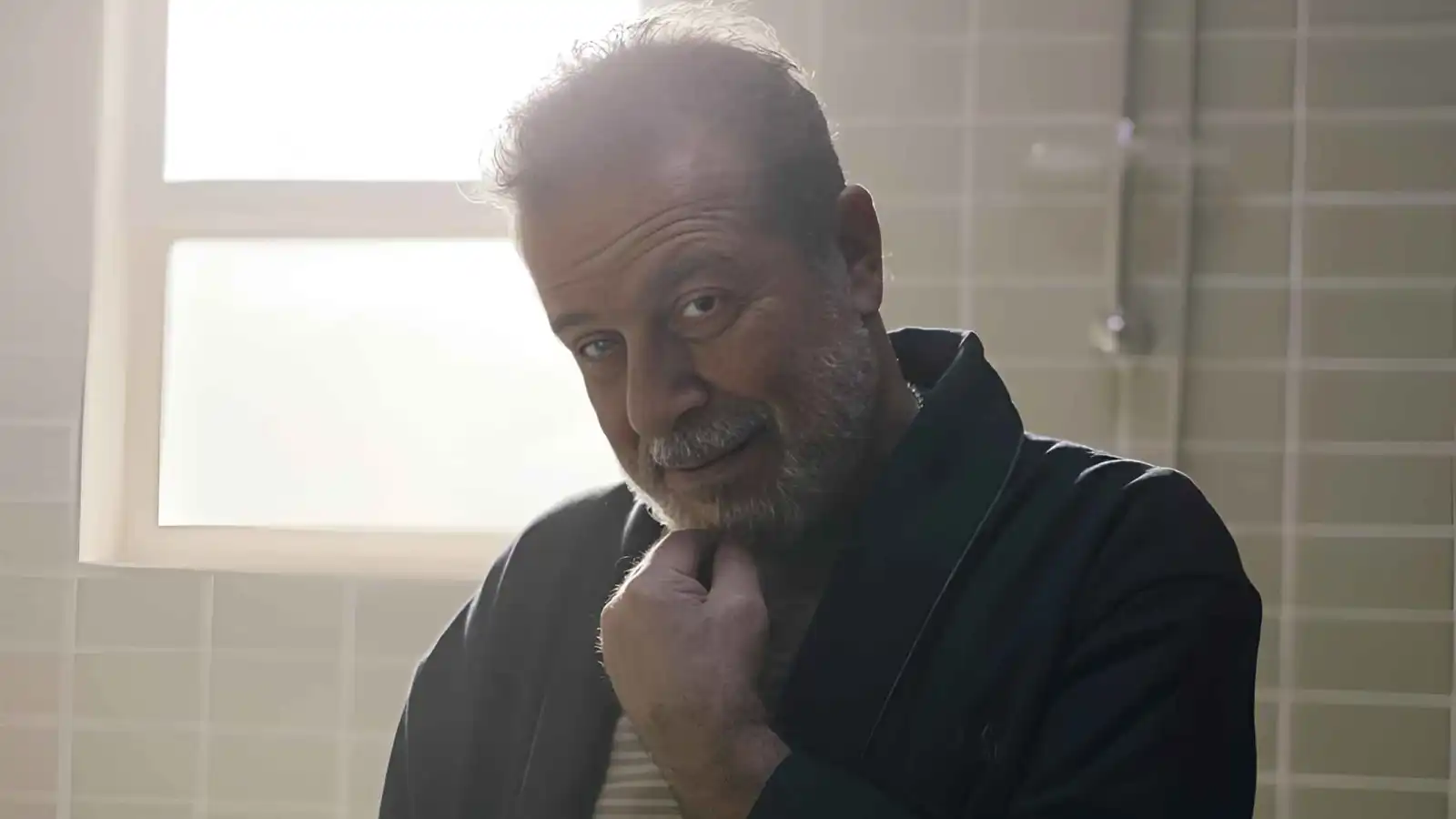 شريف منير يكشف أسرار الماكياج في "رأس الأفعى" (فيديو)