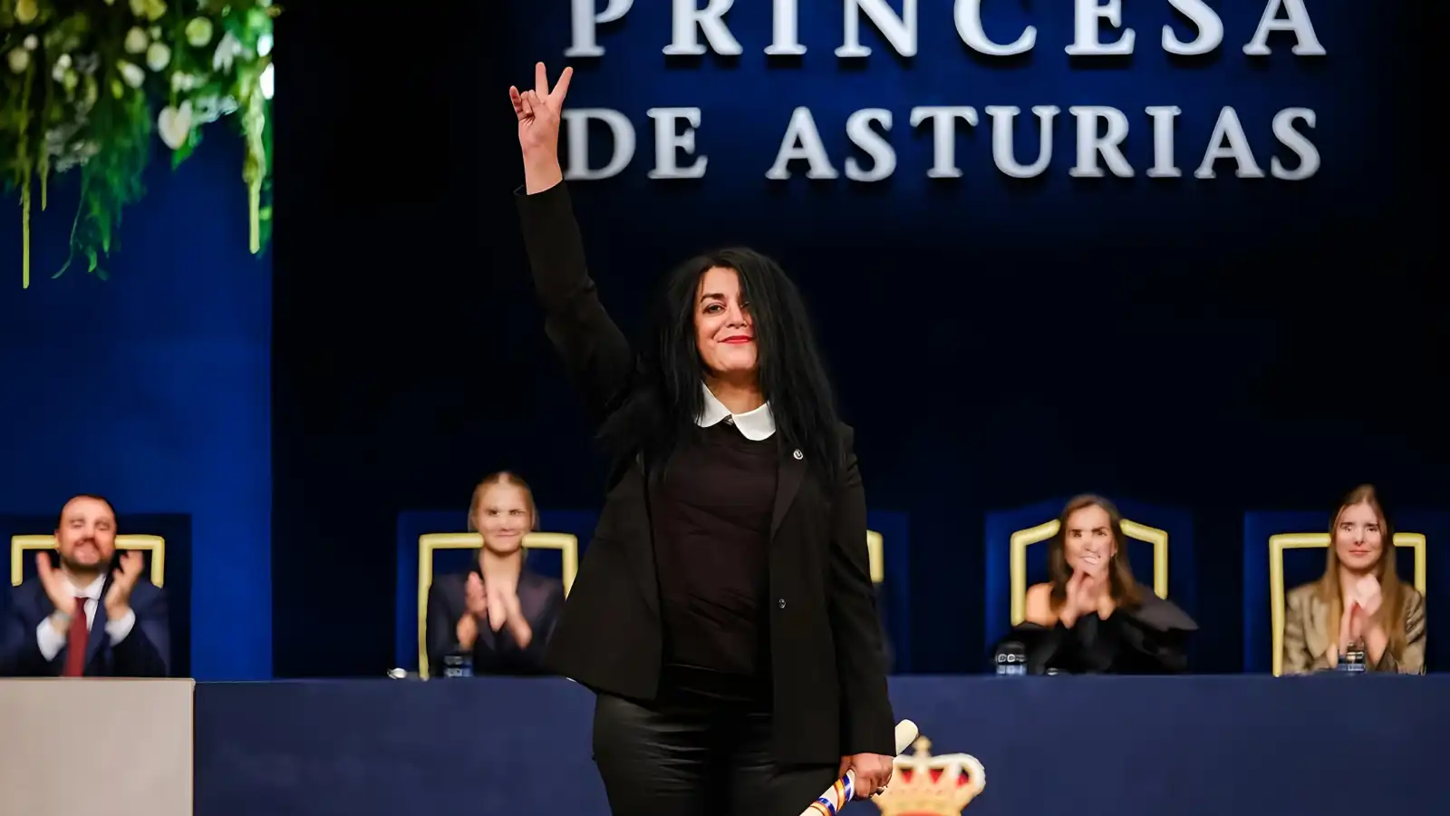 وفاة الفنانة والمخرجة مارجان ساترابي عن 56 عامًا
