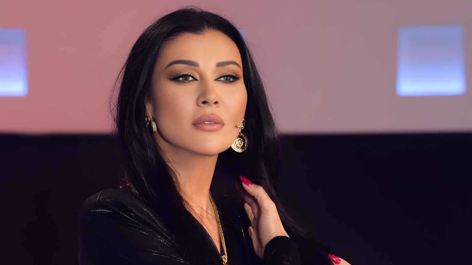 نادين الراسي تثير الجدل برسالة غامضة