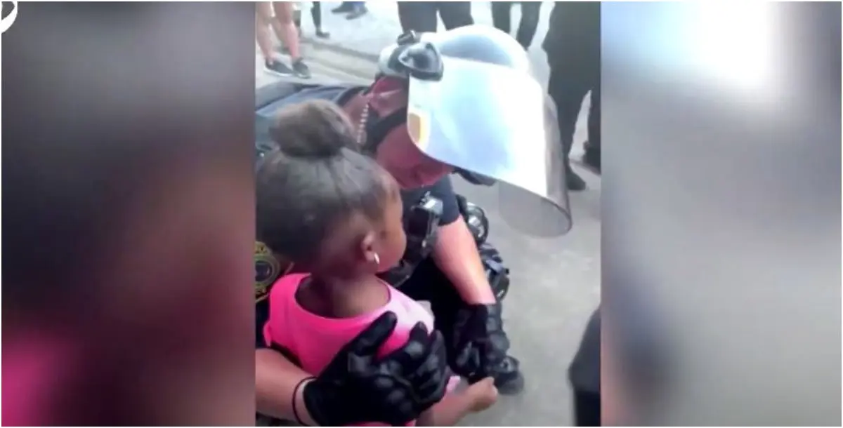 فيديو مؤثر لطفلة تتوسل ضابط شرطة أمريكي بألا يطلق النار عليها