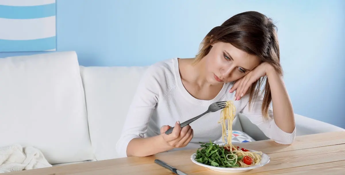 أعراض تدل على إصابتك باضطراب الأكل.. لا تتجاهليها