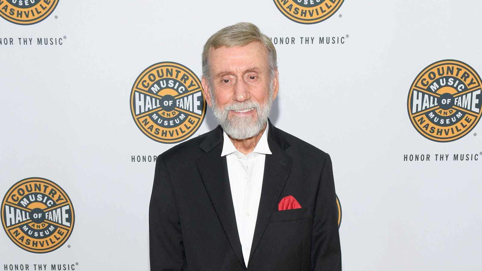 أسطورة الكانتري راي ستيفنز يغادر المستشفى بكسر في الرقبة 