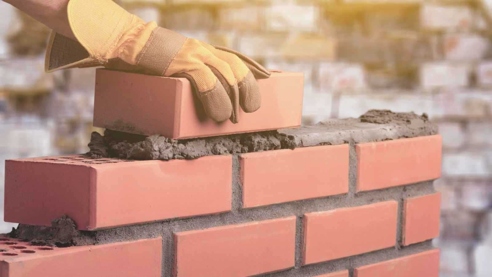 الحلم ببناء سور أمام المنزل.. حماية أم عقبات قادمة؟