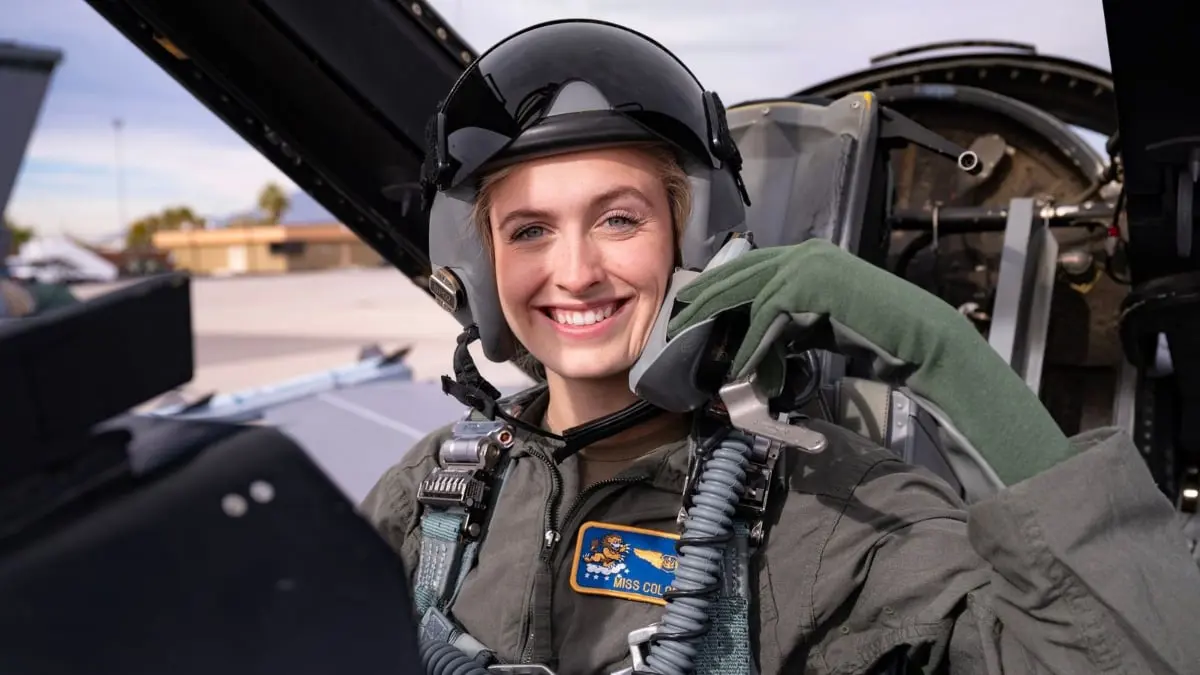 طيارة في الجيش تتوج بلقب ملكة جمال أمريكا (فيديو)