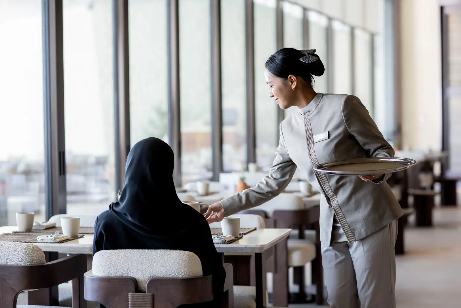 مريم الفلاسي تصمم الزي الرسمي لمتحف زايد الوطني بروح إماراتية