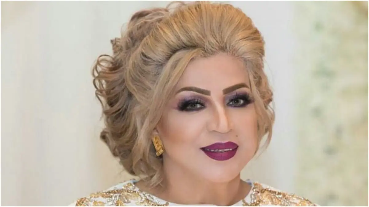 فخرية خميس بالحجاب بعد تعافيها من السرطان برفقة عارف الطويل