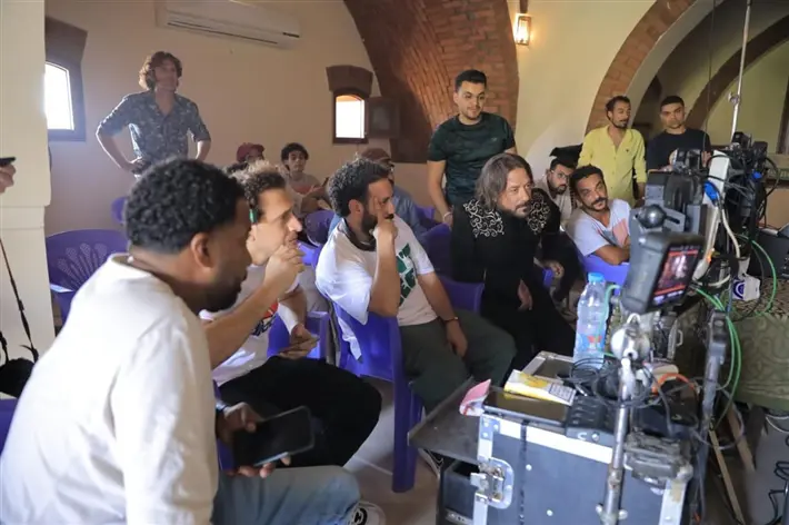 ما هو دور الفنان إنريكي أرسي في فيلم "موسم حصاد الكاكا"؟