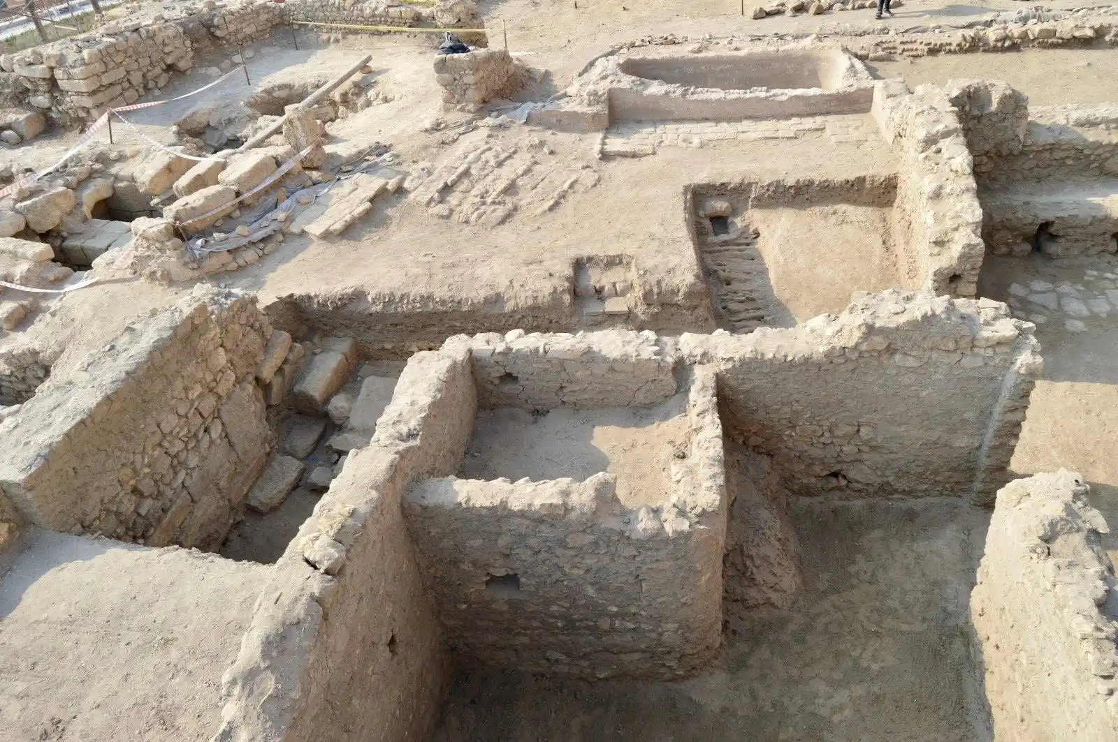 قطع أثرية في قلعة صلاح الدين الأيوبي