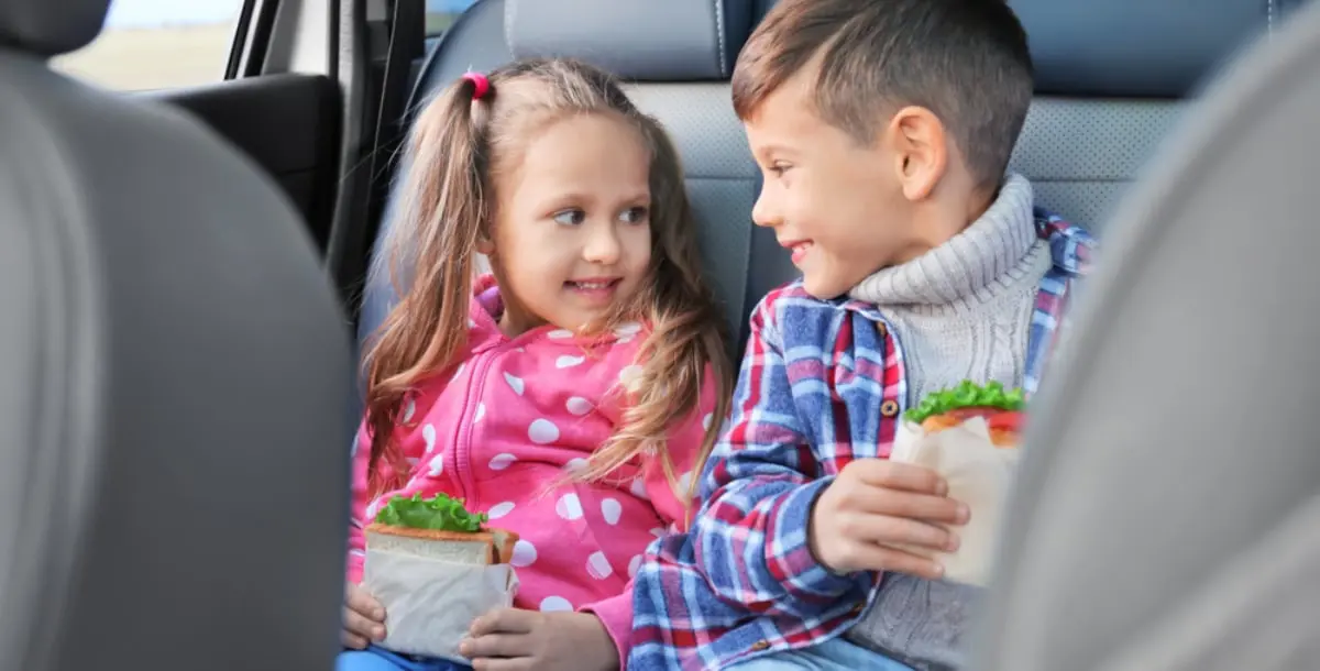 كيف يجهّز الآباء وجبات صحيّة لأطفالهم عند اصطحابهم في السيارة؟