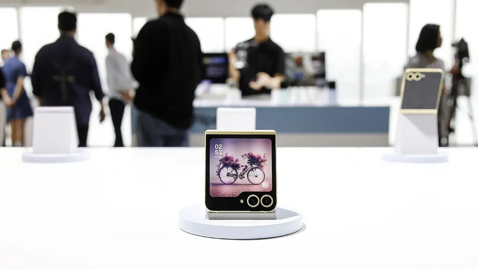 سعر هاتف Galaxy Z Flip 6