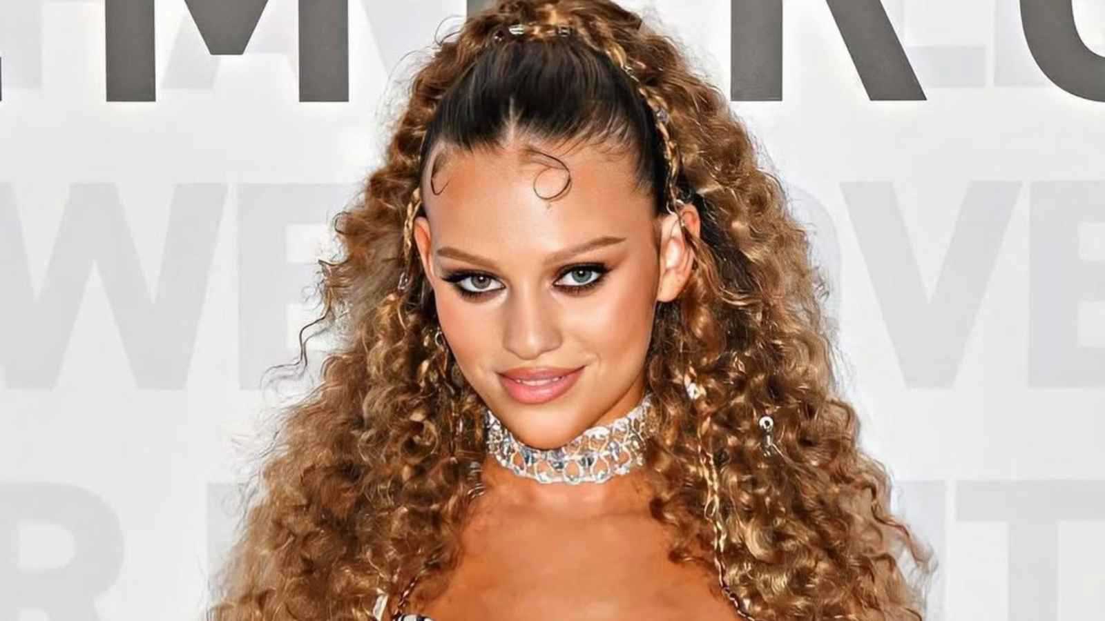 فنانون عرب اشتهروا في المهجر: قصص نجاح من الشتات إلى العالمية