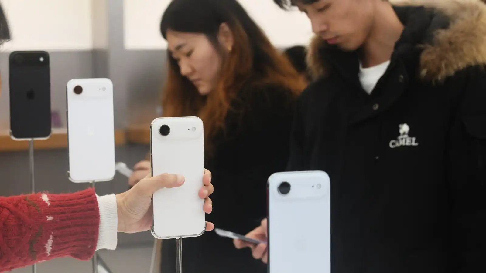 كم أصبح سعر هاتف  iPhone Air بعد تراجع قيمته؟
