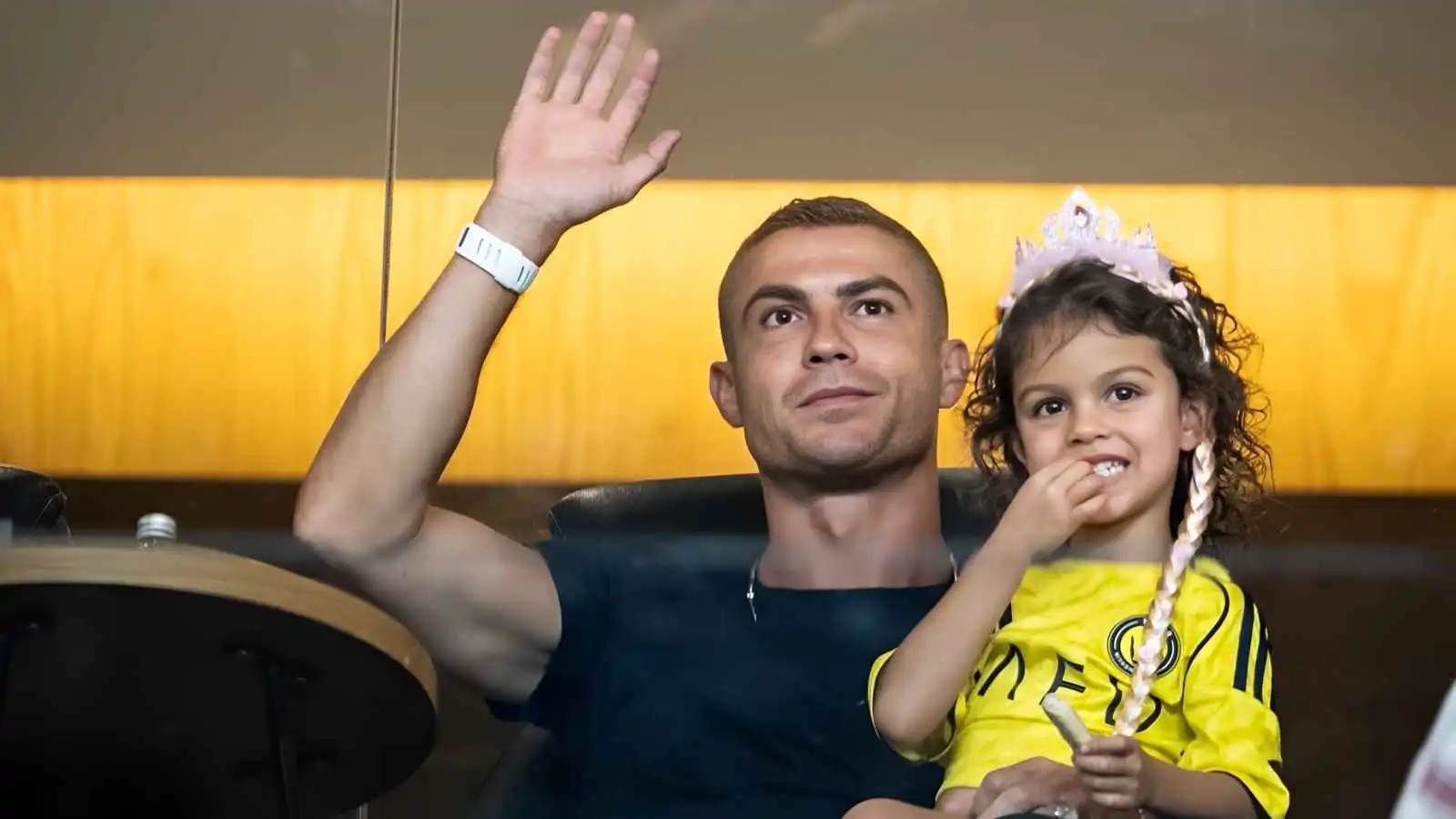 جورجينا تصب القهوة لرونالدو في مباراة النصر والفتح