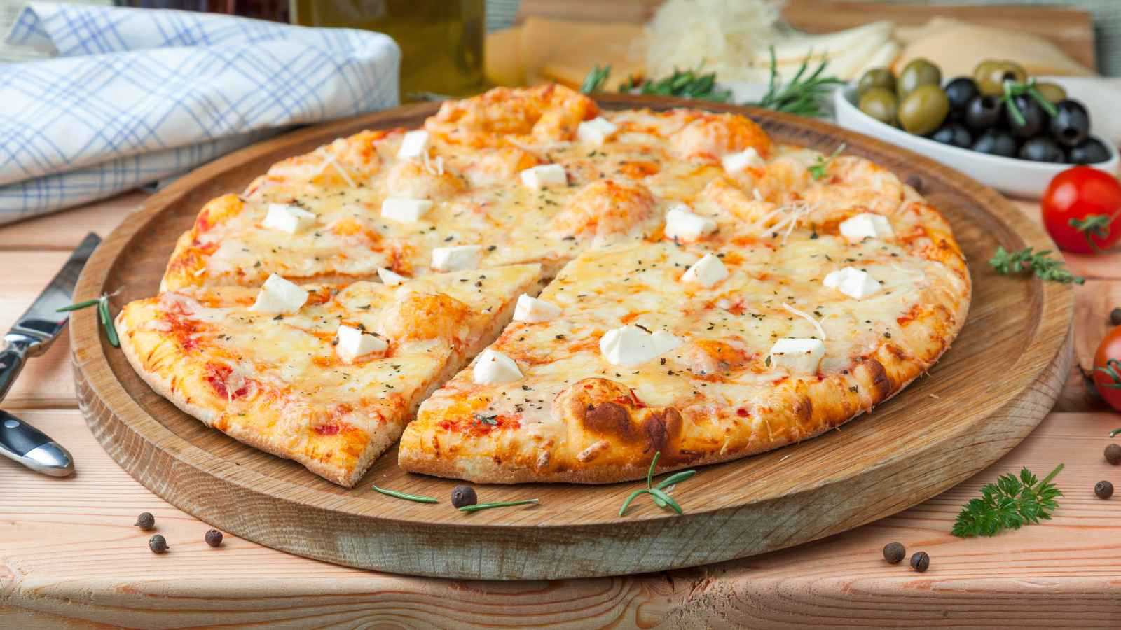 أسهل طريقة لتحضير بيتزا الأربعة أجبان الأصلية بالمنزل 