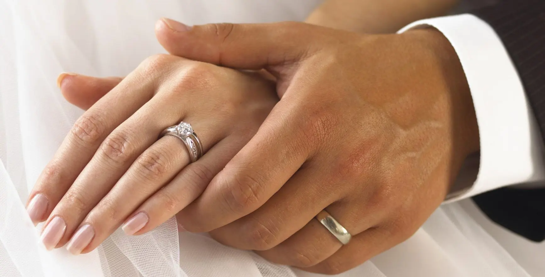 بالصور.. تطور أشكال خاتم الزفاف خلال 100 عام