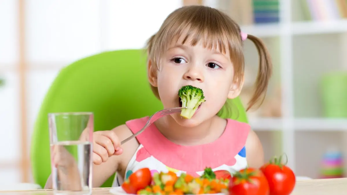 كيف تقنعين طفلك بأكل المزيد من الخضروات؟ حيل ونصائح ممتعة