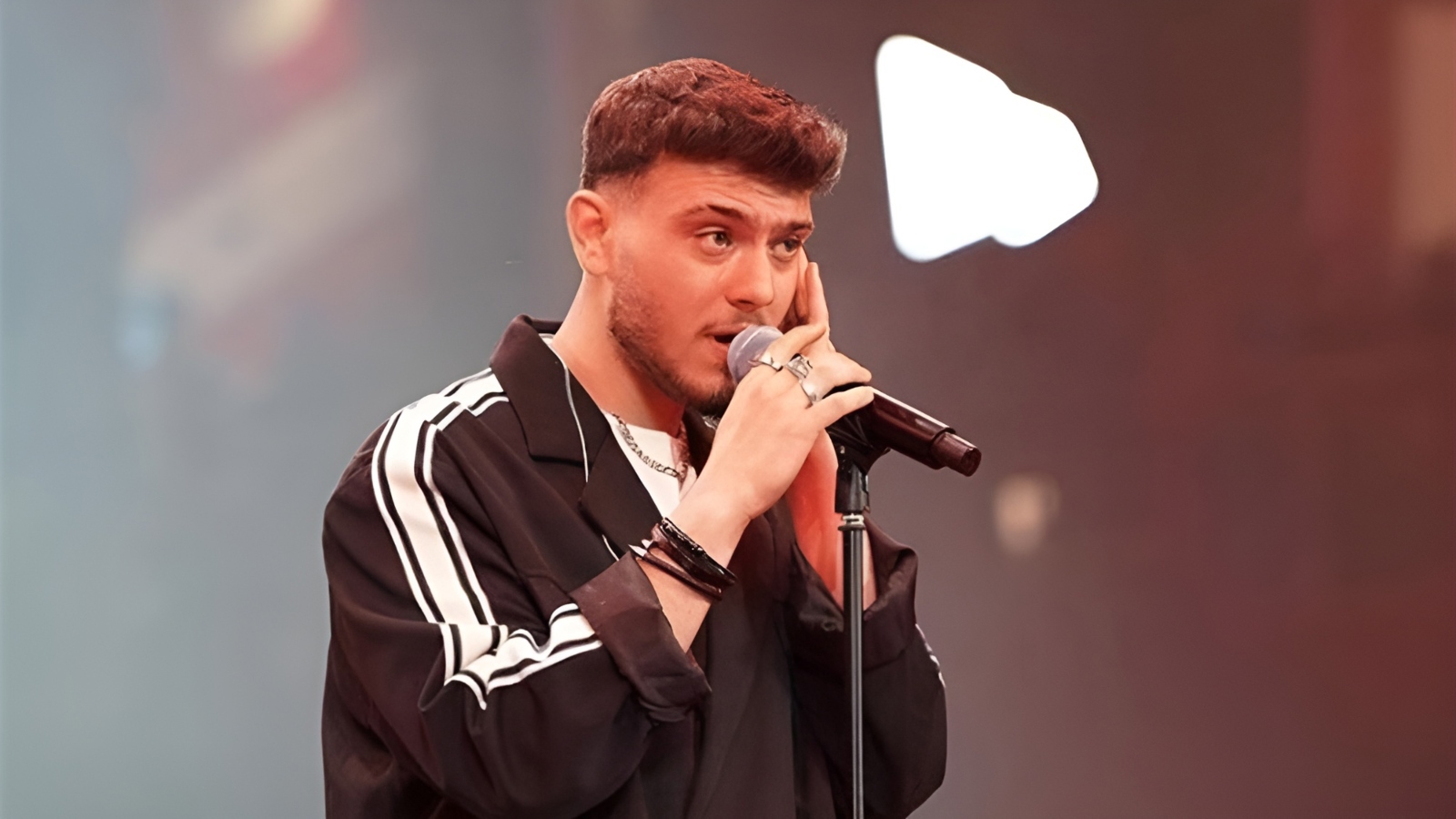 الشامي يغني خلال إحدى حفلاته (أرشيفية)