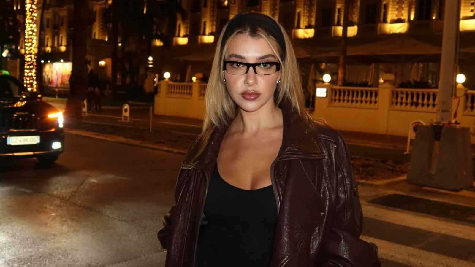 غمزة أرتشيل تبكي في عرض "عالمان وأمنية" بطولة هاندا (فيديو)