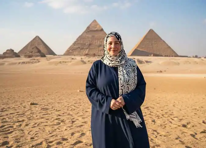عبلة كامل أمام الأهرامات