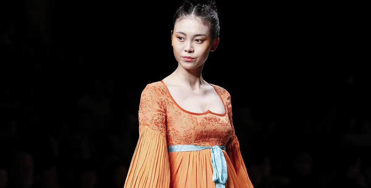 أزياء "تشو يان" تحيي أناقة إمبراطورية الصين العريقة
