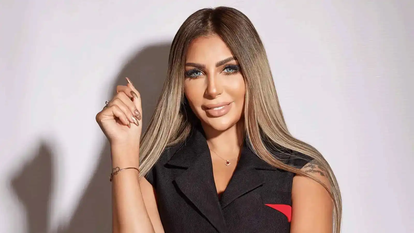 سارة خليفة.. مسيرة إعلامية وحضور عبر مواقع التواصل