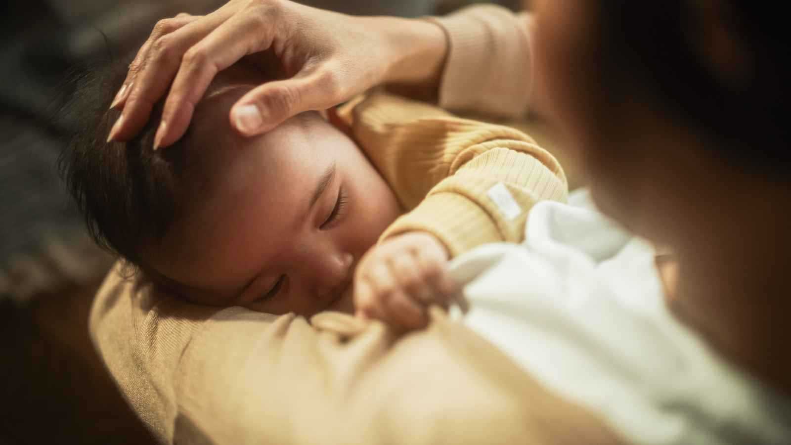 الرضاعة والترابط العاطفي.. ما تقوله الدراسات