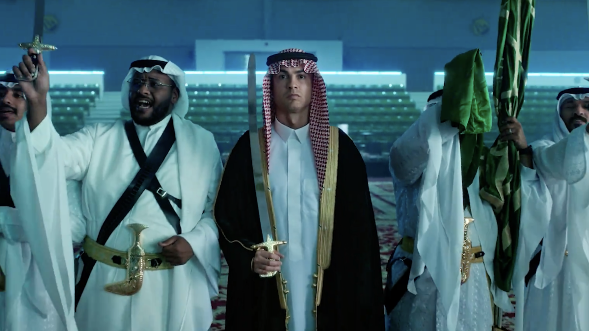 رونالدو ونجوم النصر يؤدون العرضة السعودية احتفالًا باليوم الوطني
