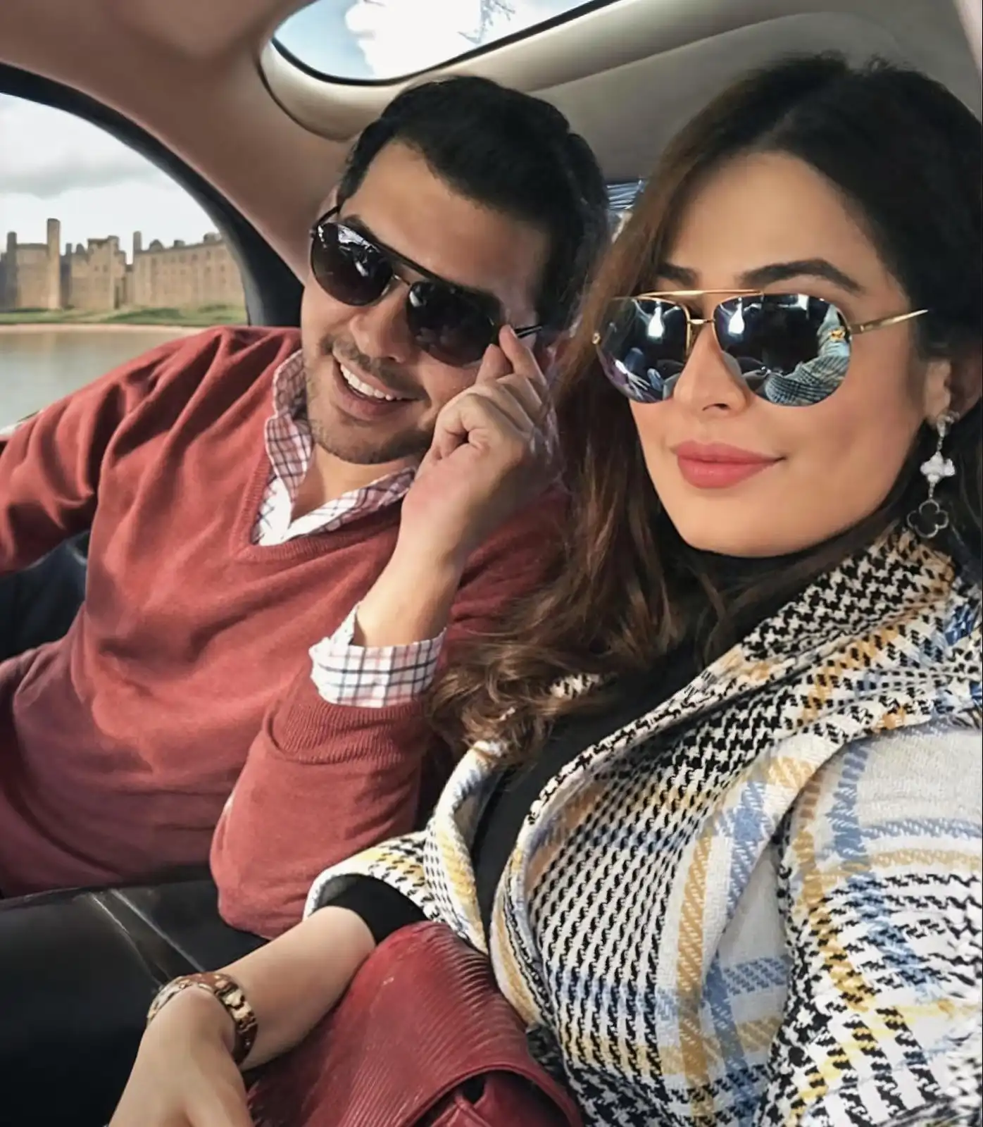 صورة نشرها الإعلامي السعودي حمود الفايز برفقة زوجته رؤي الصبان
