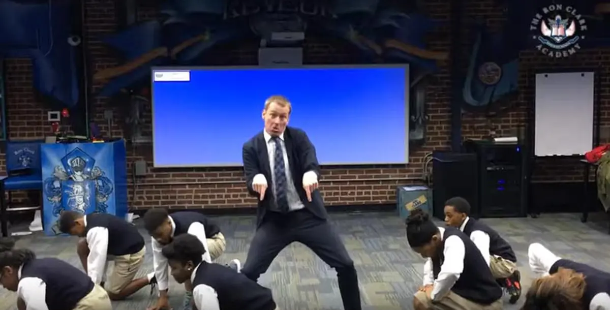 فيديو لمعلم يرقص مع تلاميذه "يحطّم" الفيسبوك