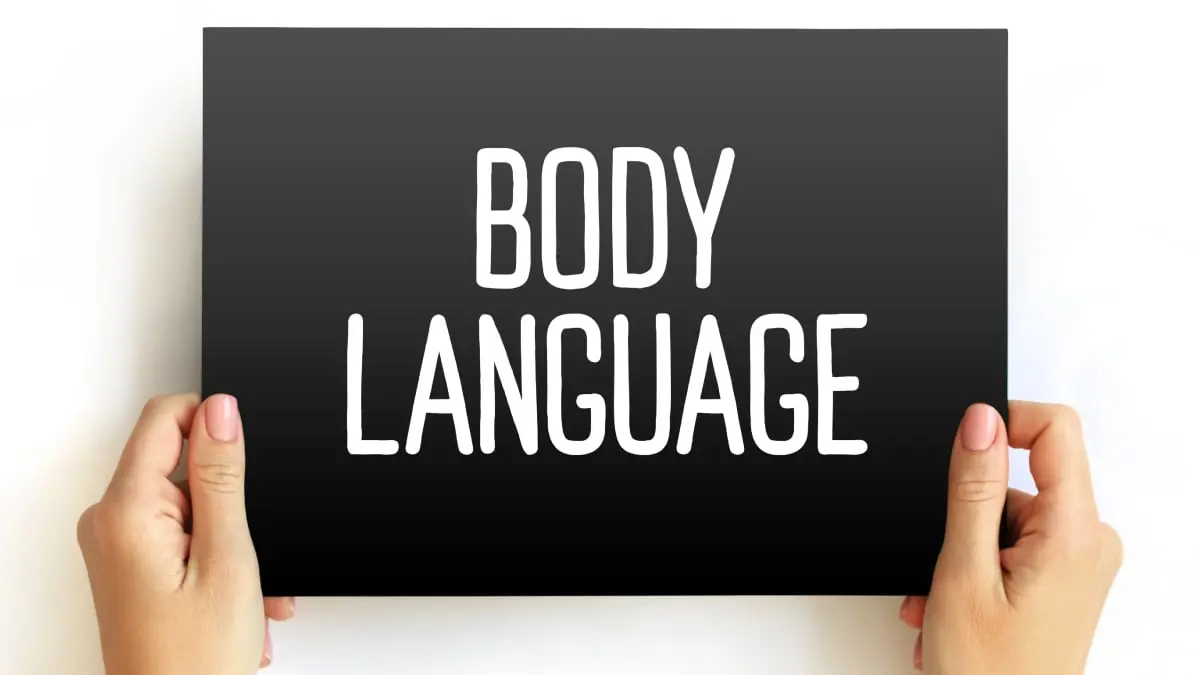 تعلمي قراءة لغة الجسد.. هذا معنى بعض الوضعيات والإيماءات
