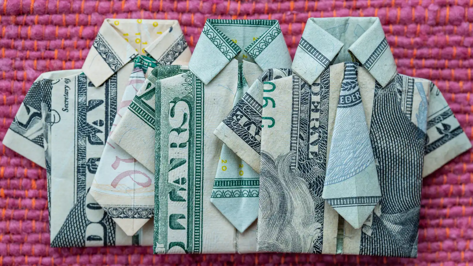 ماذا يعني ارتداء ملابس ورقية في المنام وهل يدعو للقلق؟