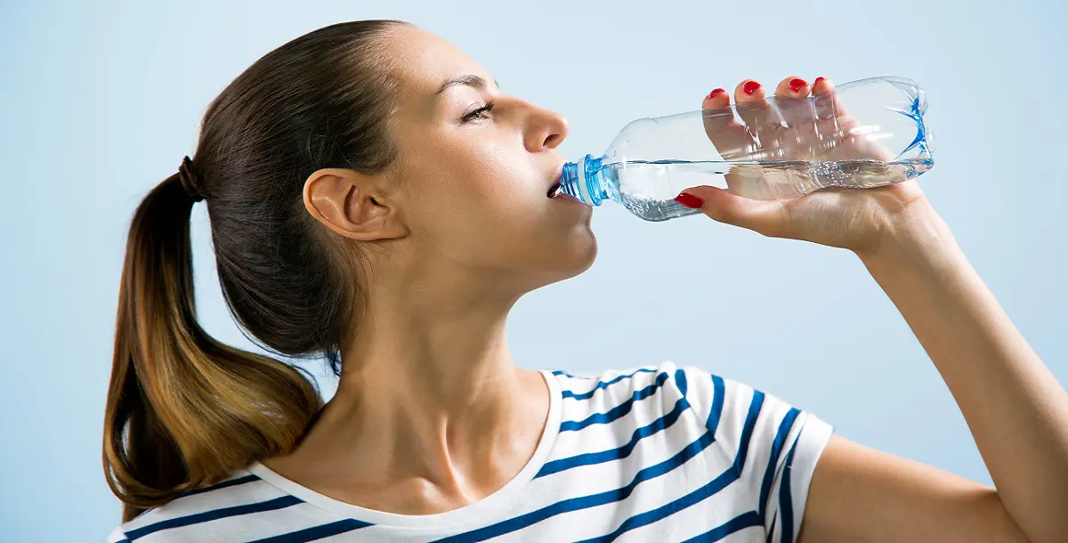 لا تشربي الماء من الزجاجة البلاستيكية.. لهذا السبب!