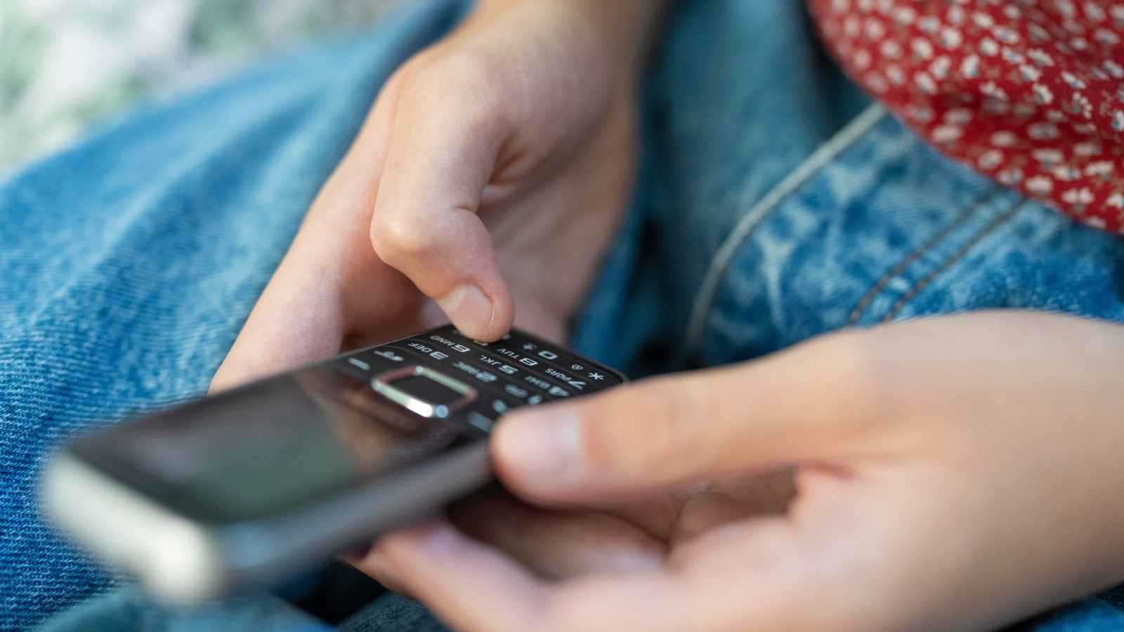 ظاهرة الهواتف القديمة وثورة جيل زد ضد التقنية