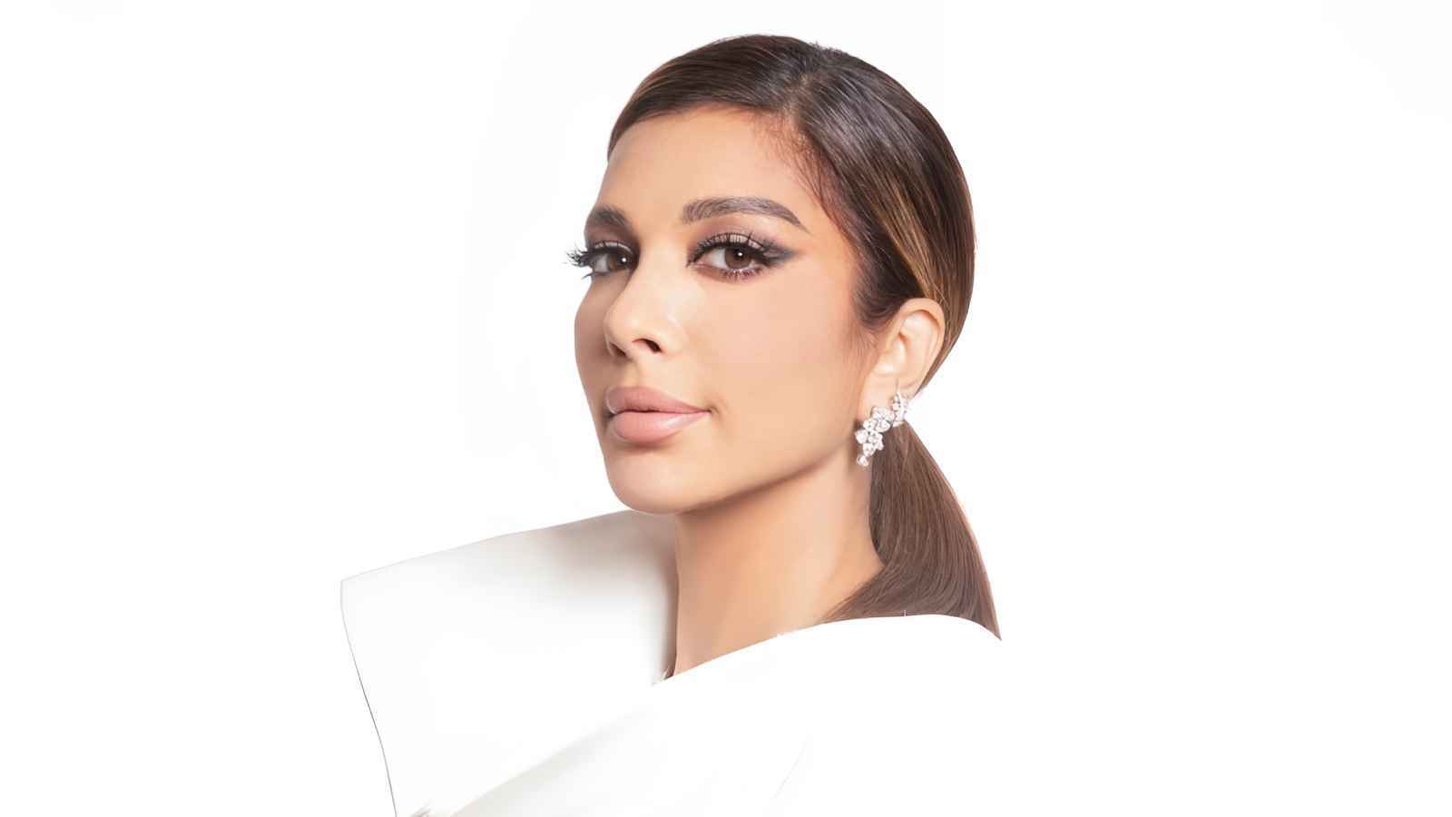 الفنانة السورية أصالة نصري من جلسة تصوير خاصة بحفل الرياض