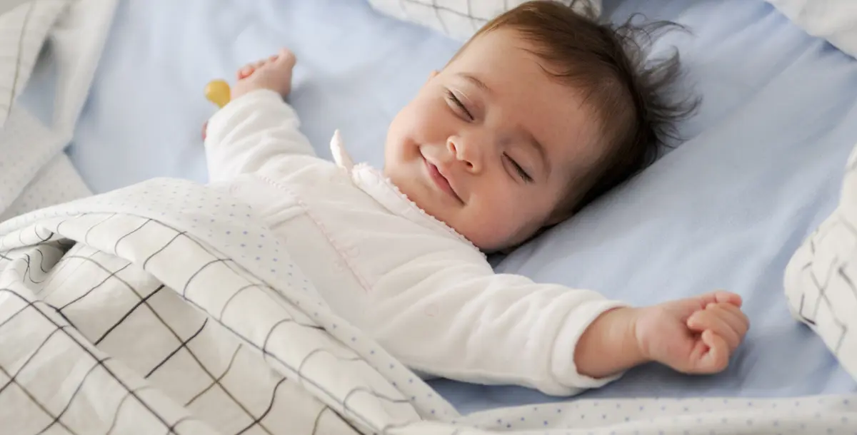هل ضحك أو بكاء الرضيع أثناء نومه يدل على نوعية أحلامه؟