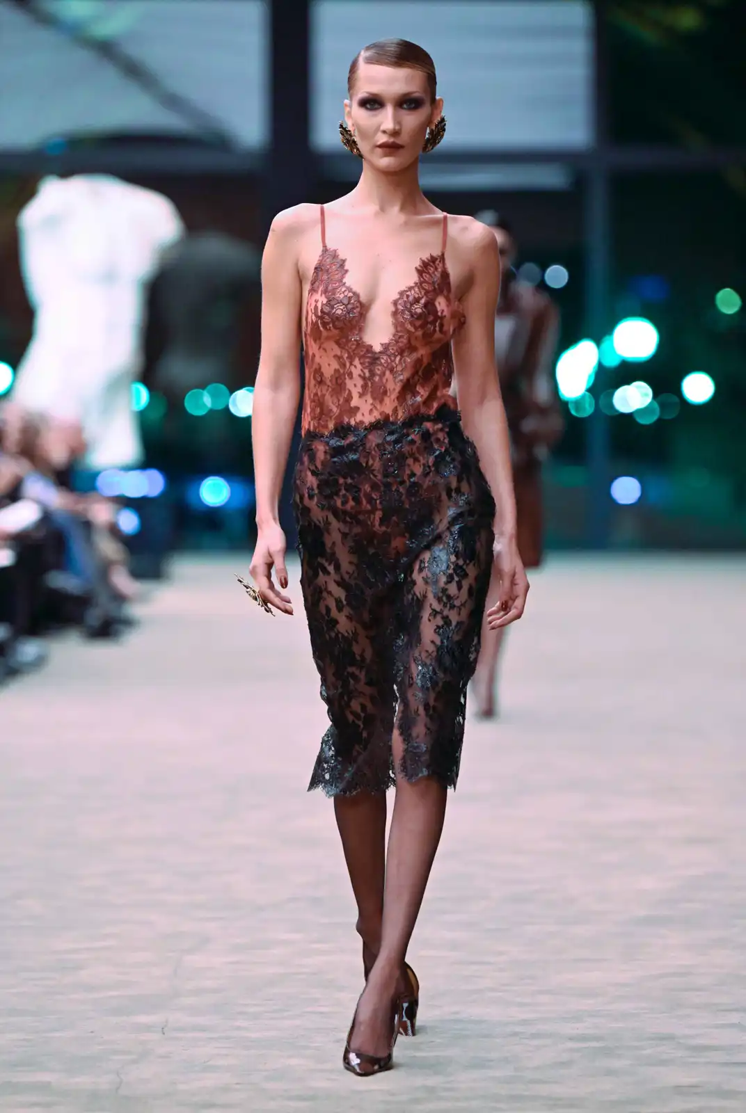 Bella Hadid - Saint Laurent خريف وشتاء 2027