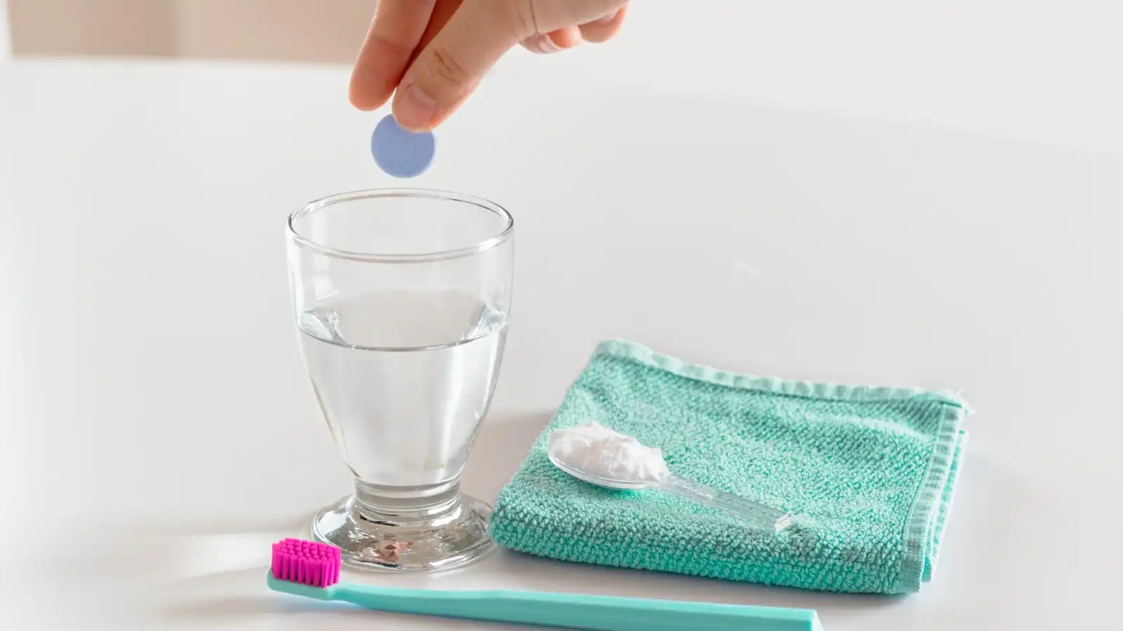 طرق بسيطة للتخلص من بقع القهوة في الأكواب بمكونات منزلية